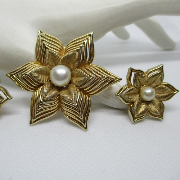 BOUCHER REAL PEARLS Goldtone Brooch Earring Set - Picture 3 of 8